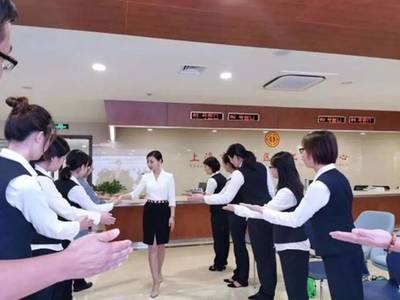 主題教育進(jìn)行時(shí) 立足崗位、強(qiáng)化服務(wù)意識(shí)——開展窗口服務(wù)禮儀培訓(xùn)